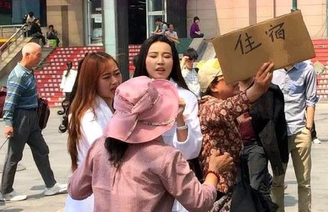 车站附近“拉客”的旅店,住一晚才30元,住客:太多“隐藏”服务