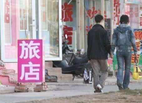车站附近“拉客”的旅店,住一晚才30元,住客:太多“隐藏”服务