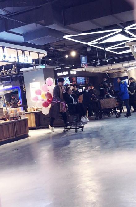 网友偶遇迪丽热巴邓伦商场拍戏互相喂食超甜, 热巴的小动作更甜