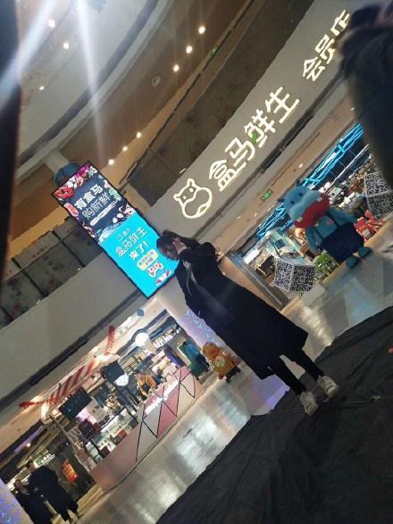 网友偶遇迪丽热巴邓伦商场拍戏互相喂食超甜, 热巴的小动作更甜