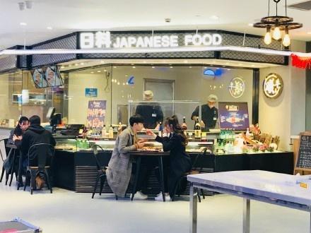 网友偶遇迪丽热巴邓伦商场拍戏互相喂食超甜, 热巴的小动作更甜