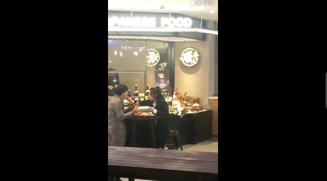 网友偶遇迪丽热巴邓伦商场拍戏互相喂食超甜, 热巴的小动作更甜