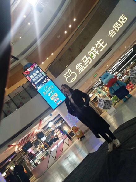 网友偶遇迪丽热巴邓伦商场拍戏互相喂食超甜, 热巴的小动作更甜