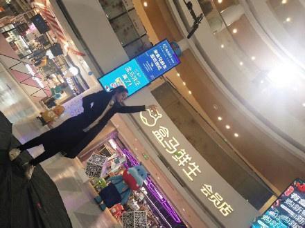 网友偶遇迪丽热巴邓伦商场拍戏互相喂食超甜, 热巴的小动作更甜