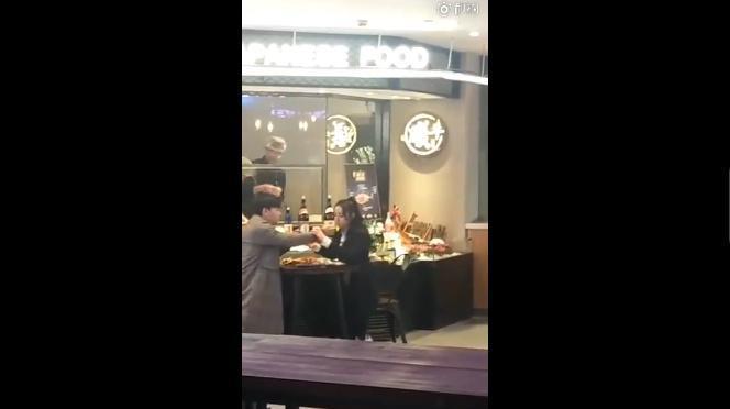 网友偶遇迪丽热巴邓伦商场拍戏互相喂食超甜, 热巴的小动作更甜