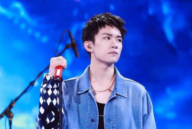 男神们的“狗啃刘海”：易烊千玺帅出新高度，看见雷佳音后我笑了