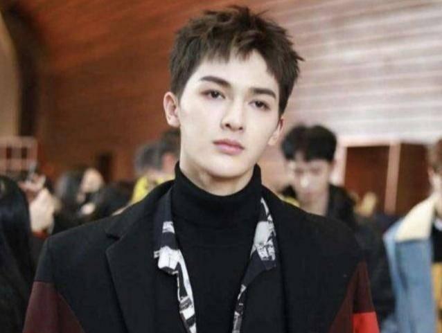 男神们的“狗啃刘海”：易烊千玺帅出新高度，看见雷佳音后我笑了