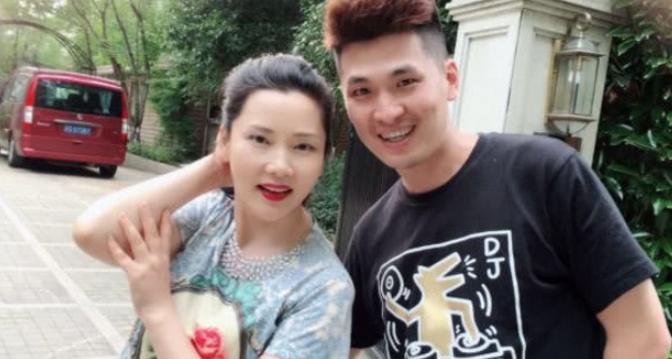 为了事业放弃生子,与妹妹十几年不见面,55岁风韵犹存