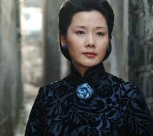 为了事业放弃生子,与妹妹十几年不见面,55岁风韵犹存