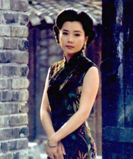 为了事业放弃生子,与妹妹十几年不见面,55岁风韵犹存