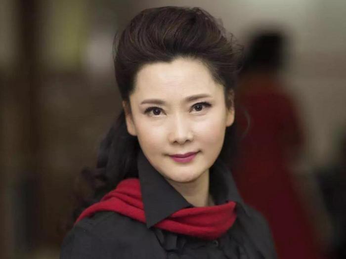 为了事业放弃生子,与妹妹十几年不见面,55岁风韵犹存