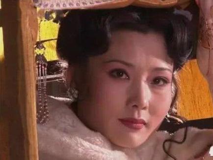 为了事业放弃生子,与妹妹十几年不见面,55岁风韵犹存