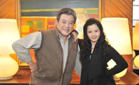 为了事业放弃生子,与妹妹十几年不见面,55岁风韵犹存