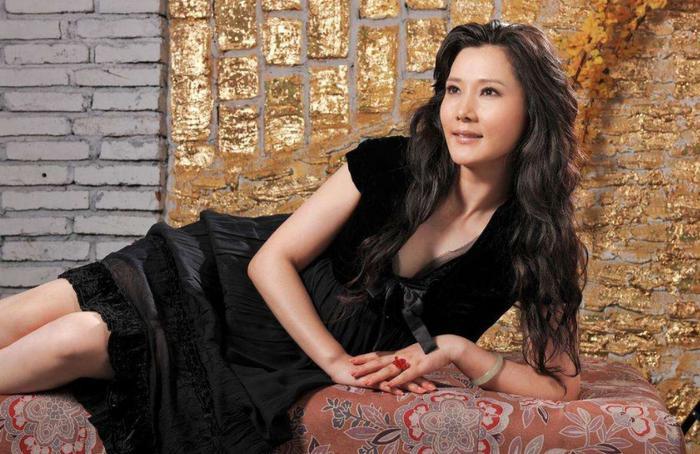 为了事业放弃生子,与妹妹十几年不见面,55岁风韵犹存