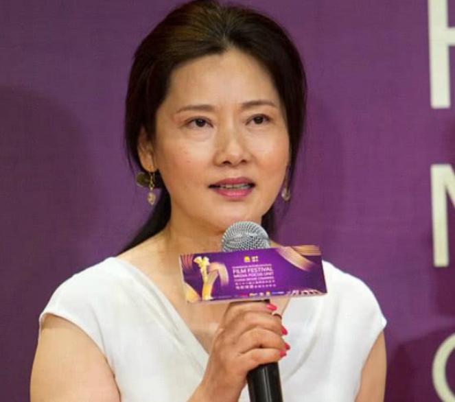 为了事业放弃生子,与妹妹十几年不见面,55岁风韵犹存