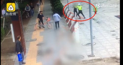 男子当街追砍父亲被交警10秒制服!父亲这番话惊呆网友……