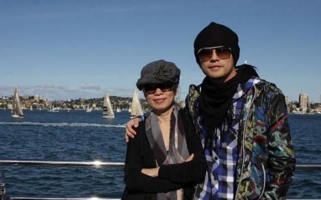 周杰伦妈妈近照曝光，儿媳妇猛赞婆婆，网友：一看就是亲生的！