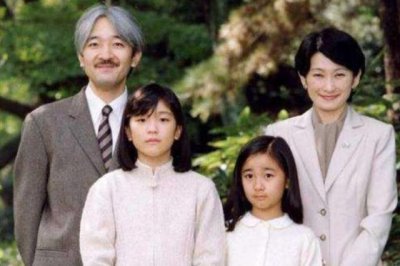 ​纪子5岁童年照曝光！月牙笑眼从小美到老，雅子皇后都成了陪衬