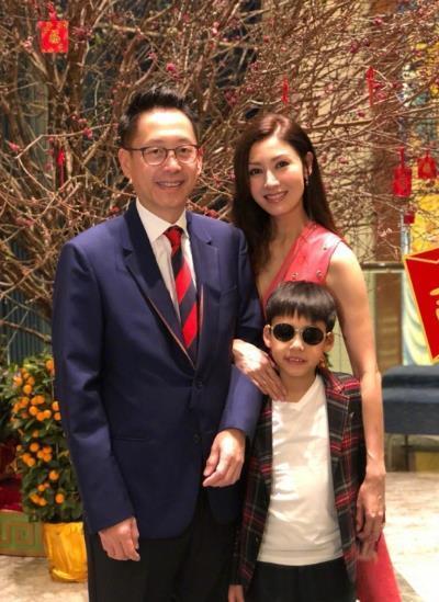 李嘉欣晒儿子帅照,许建彤眼睛像妈妈,富豪老公笑得超甜蜜