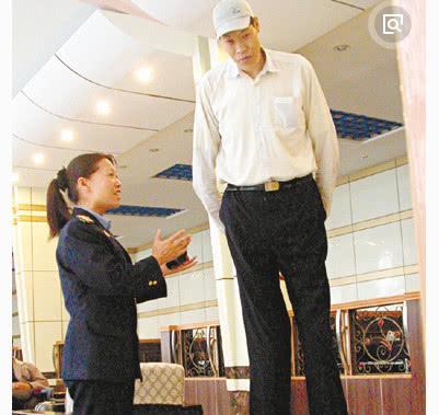 比姚明还高16厘米,与娇妻结婚19年无法生育,妻子抱怨生活不方便