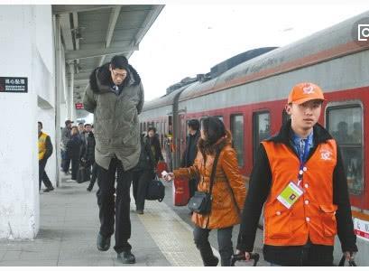 比姚明还高16厘米,与娇妻结婚19年无法生育,妻子抱怨生活不方便