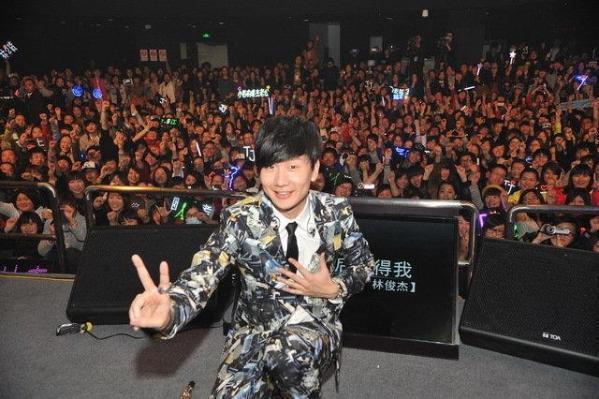 两次车祸、逼女友打胎、睡男粉丝、这样的王源已经快被逼疯了