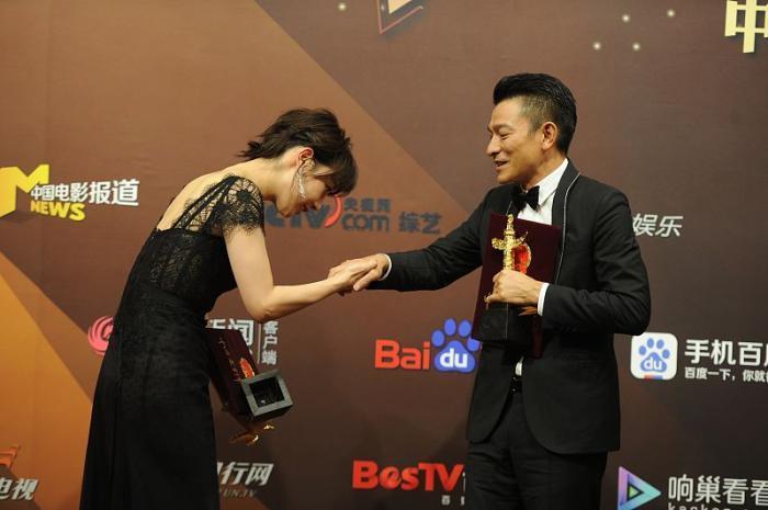 两次车祸、逼女友打胎、睡男粉丝、这样的王源已经快被逼疯了