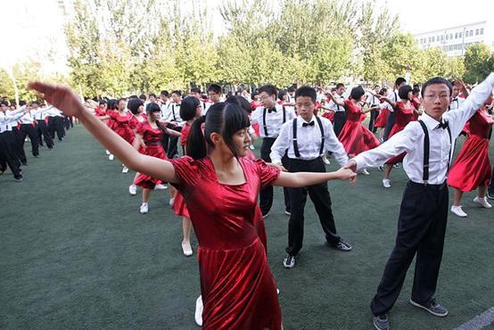 16岁女生操场产子：偷吃禁果比性侵更令人揪心