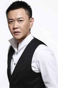 ​身家过亿的大老板, 演戏不为钱只因个人爱好, 多次合作张嘉译走红