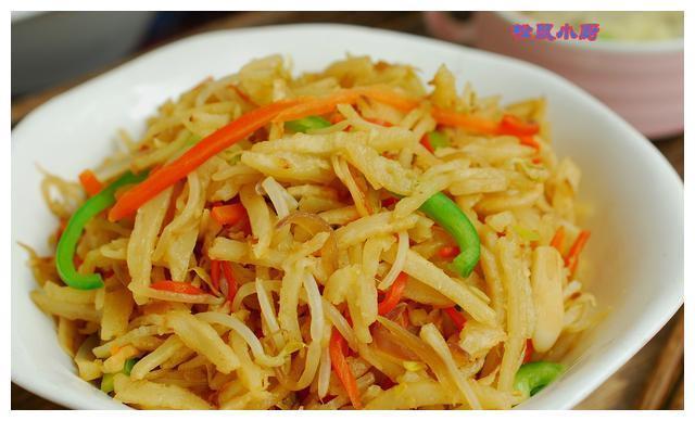 蔬菜炒饼丝不干不粘，柔韧好吃，只需一个小窍门就在汤汁里
