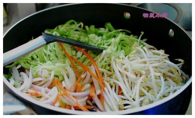蔬菜炒饼丝不干不粘，柔韧好吃，只需一个小窍门就在汤汁里