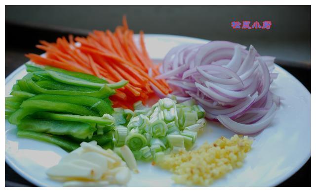 蔬菜炒饼丝不干不粘，柔韧好吃，只需一个小窍门就在汤汁里