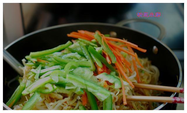 蔬菜炒饼丝不干不粘，柔韧好吃，只需一个小窍门就在汤汁里