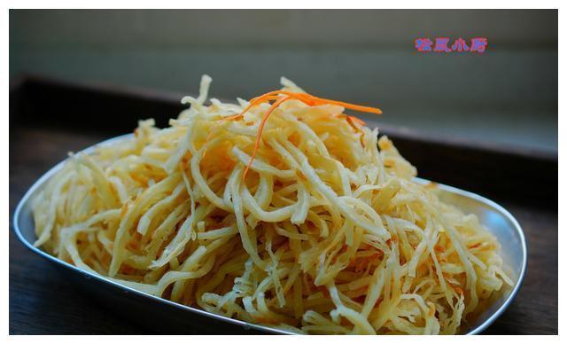 蔬菜炒饼丝不干不粘，柔韧好吃，只需一个小窍门就在汤汁里