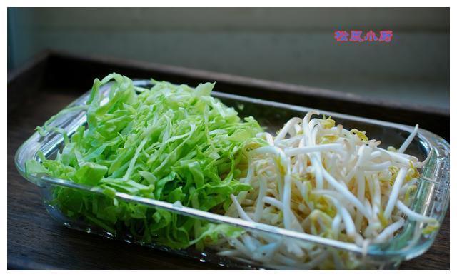 蔬菜炒饼丝不干不粘，柔韧好吃，只需一个小窍门就在汤汁里