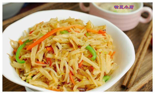 蔬菜炒饼丝不干不粘，柔韧好吃，只需一个小窍门就在汤汁里