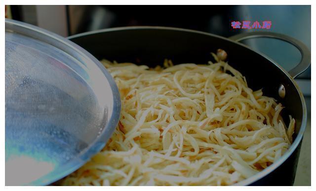 蔬菜炒饼丝不干不粘，柔韧好吃，只需一个小窍门就在汤汁里