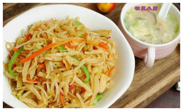 蔬菜炒饼丝不干不粘，柔韧好吃，只需一个小窍门就在汤汁里