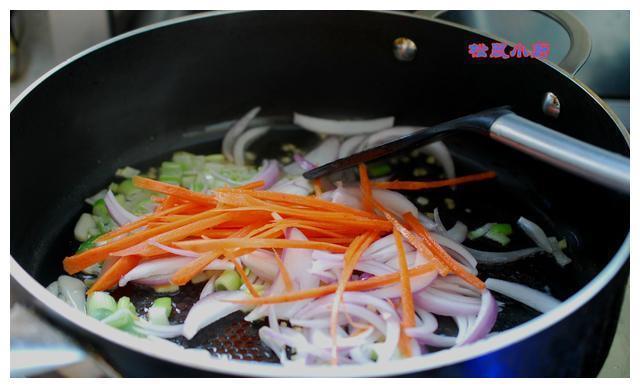 蔬菜炒饼丝不干不粘，柔韧好吃，只需一个小窍门就在汤汁里