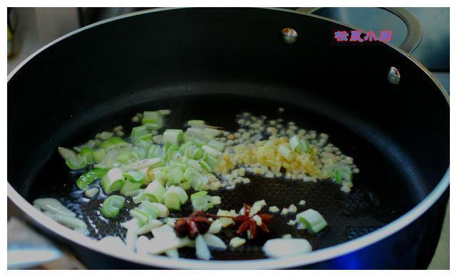 蔬菜炒饼丝不干不粘，柔韧好吃，只需一个小窍门就在汤汁里