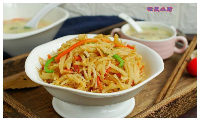 蔬菜炒饼丝不干不粘，柔韧好吃，只需一个小窍门就在汤汁里