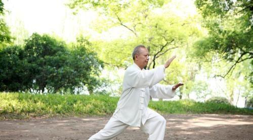 强壮功，气功功法名，为静功功法，其练功姿势有自然盘膝坐