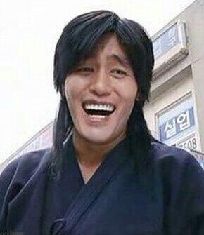 马德钟与儿子同框 一时竟分不出谁是儿子谁是爹 小伙撞脸金馆长