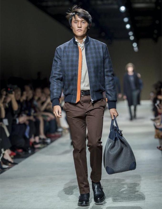 马德钟与儿子同框 一时竟分不出谁是儿子谁是爹 小伙撞脸金馆长