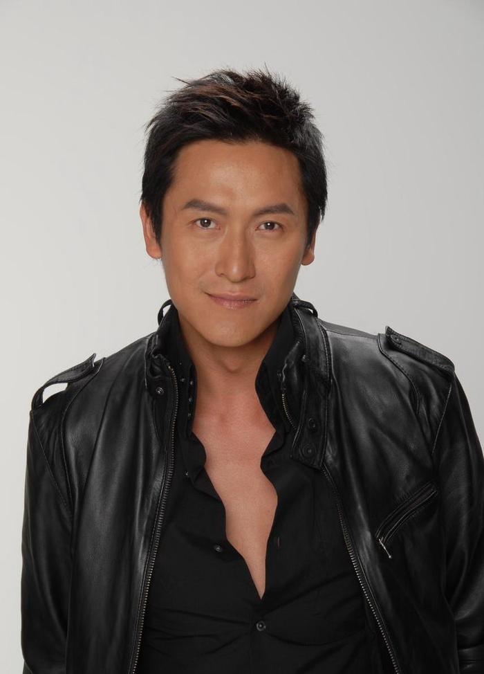 马德钟与儿子同框 一时竟分不出谁是儿子谁是爹 小伙撞脸金馆长