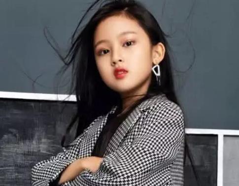 合作过TFBOYS、鹿晗，如今9岁穿上旗袍的她，气场强大御姐范十足