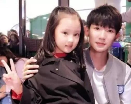 合作过TFBOYS、鹿晗，如今9岁穿上旗袍的她，气场强大御姐范十足