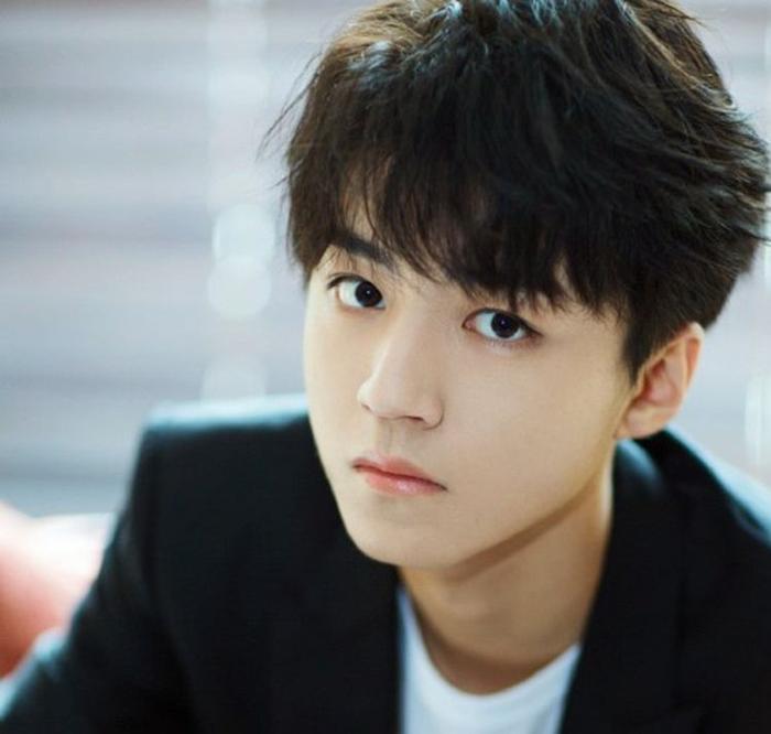 王俊凯拍了拍自己？如此别样的祝福方式，只有“王逗逗”了