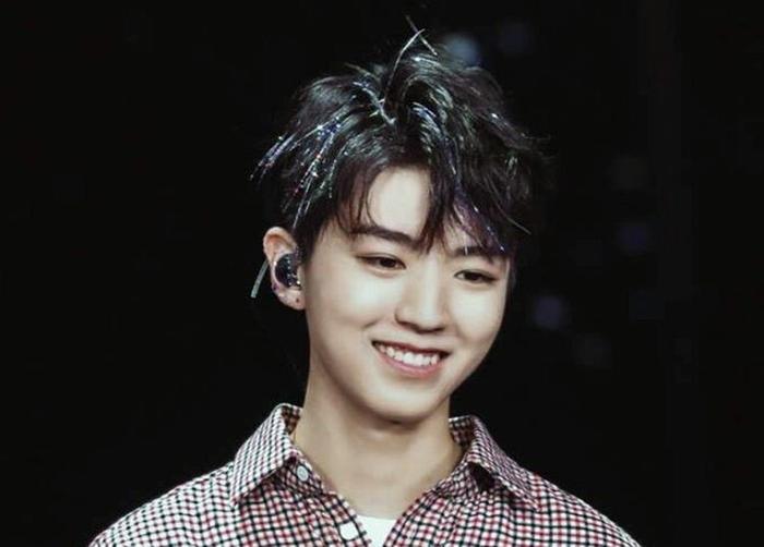 王俊凯拍了拍自己？如此别样的祝福方式，只有“王逗逗”了