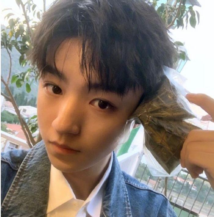 王俊凯拍了拍自己？如此别样的祝福方式，只有“王逗逗”了